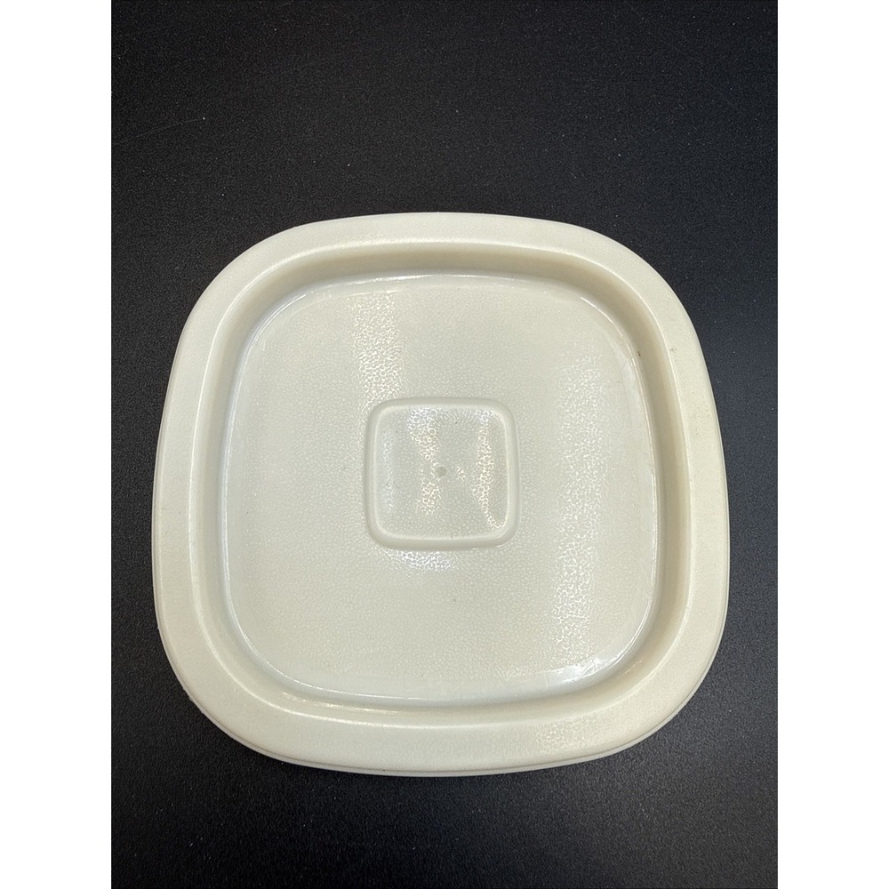 Rubbermaid Servin Saver - Canister Replacement Lid 8 - Almond 4.5"